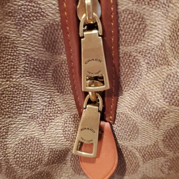 Like NEW Coach Hadley Hobo Bag In Signature Canvas - Picture 10 of 15